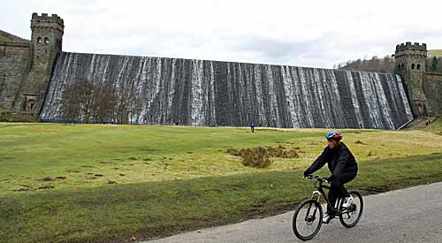 cycling in the upper derwent valley peak district